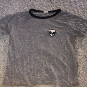 gray short sleeve t shirt